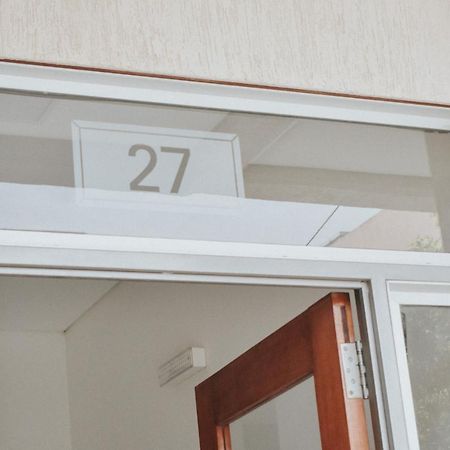 Uruguay 27 - Cochera Disponible A Requerir Bahia Blanca Exterior photo